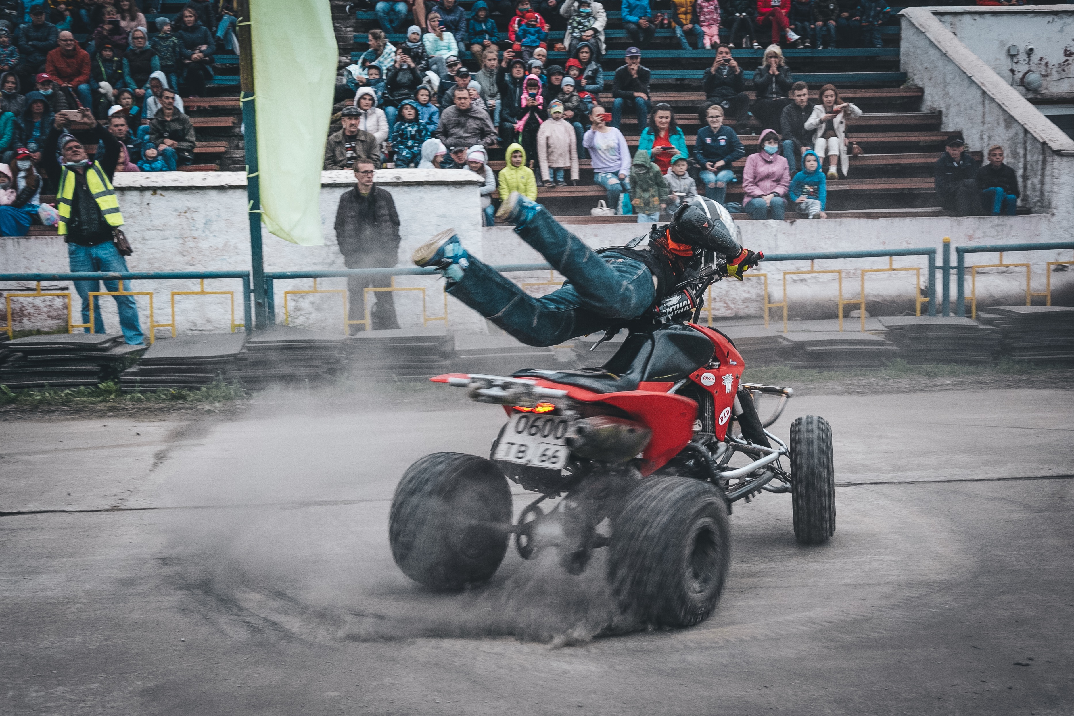 Шоу каскадеров трюка на квадроциклах